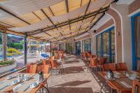 Een restaurant of ander eetgelegenheid bij GRIFID Arabella Hotel - Ultra All inclusive & Aquapark