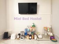 Příslušenství pro přípravu čaje a kávy v ubytování MIEL BED Hostel & Gallery
