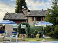 A garden outside Appartamento con Piscina e Giardino a Siena