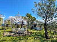 A garden outside Appartamento con Piscina e Giardino a Siena