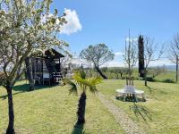 A garden outside Appartamento con Piscina e Giardino a Siena