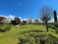 A garden outside Appartamento con Piscina e Giardino a Siena