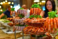 een buffet met garnalen en andere voedingsmiddelen bij GRIFID Vistamar Hotel - 24 Hours Ultra All inclusive & Private Beach in Goudstrand