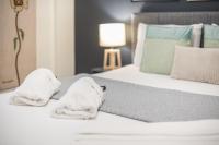 A bed or beds in a room at Elegant Suite by CloudKeys