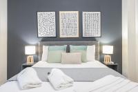 A bed or beds in a room at Elegant Suite by CloudKeys
