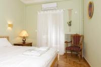 Postel nebo postele na pokoji v ubytování Iphigenia 2 bedroom retro downtown apartment