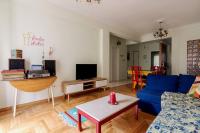 TV a/nebo společenská místnost v ubytování Iphigenia 2 bedroom retro downtown apartment