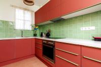Kuchyň nebo kuchyňský kout v ubytování Iphigenia 2 bedroom retro downtown apartment