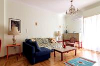 Posezení v ubytování Iphigenia 2 bedroom retro downtown apartment
