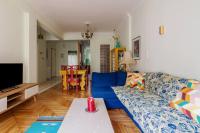 TV a/nebo společenská místnost v ubytování Iphigenia 2 bedroom retro downtown apartment