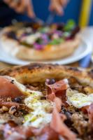 Dos platos de pizza sobre una mesa en Le Lieu Dit, en Nantes