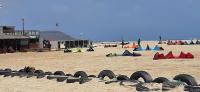 una playa con muchas cometas en la arena en Atlantic Sal Hostel, en Santa Maria