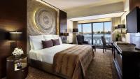 Postel nebo postele na pokoji v ubytování Anantara Riverside Bangkok Resort