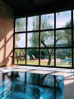 Bazén v ubytování Hotel Masia La Palma nebo v jeho okolí