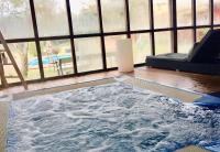 Bazén v ubytování Hotel Masia La Palma nebo v jeho okolí