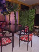 Гостиная зона в Leonchic - Guest House com Piscina de Água Salgada