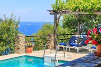Bazén v ubytovaní Villa Nina Skopelos- Private Pool - Magnificent Views alebo v jeho blízkosti