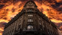 un edificio alto con un cielo nublado en el fondo en Gamma Monterrey Gran Hotel Ancira, en Monterrey