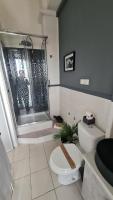 A bathroom at Essenza del Tempo Inn