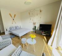 Televízia a/alebo spoločenská miestnosť v ubytovaní Apartament Morski Keja I Kołobrzeg Podczele