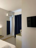 A television and/or entertainment centre at Oasi Park Hotel