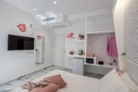 A television and/or entertainment centre at Maison Marienne - Deluxe B&B