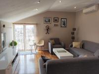 Posedenie v ubytovaní Sunset View Apartment - Cozy Apartment with Stunning Panoramic View