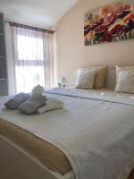 Posteľ alebo postele v izbe v ubytovaní Sunset View Apartment - Cozy Apartment with Stunning Panoramic View