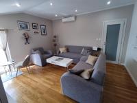 Posedenie v ubytovaní Sunset View Apartment - Cozy Apartment with Stunning Panoramic View