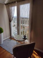 Posedenie v ubytovaní Sunset View Apartment - Cozy Apartment with Stunning Panoramic View