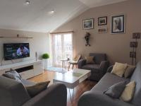 Posedenie v ubytovaní Sunset View Apartment - Cozy Apartment with Stunning Panoramic View