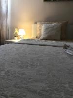 Posteľ alebo postele v izbe v ubytovaní Sunset View Apartment - Cozy Apartment with Stunning Panoramic View