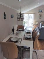 Posedenie v ubytovaní Sunset View Apartment - Cozy Apartment with Stunning Panoramic View
