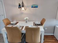Posedenie v ubytovaní Sunset View Apartment - Cozy Apartment with Stunning Panoramic View