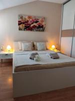Posteľ alebo postele v izbe v ubytovaní Sunset View Apartment - Cozy Apartment with Stunning Panoramic View