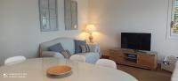 Televízia a/alebo spoločenská miestnosť v ubytovaní Apartamento Consolat de Mar Cambrils