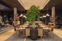 un restaurante con mesas y un árbol en el medio en Century City Hotel Bridgewater, en Ciudad del Cabo