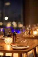 Una mesa de madera con copas de vino encima. en Century City Hotel Bridgewater, en Ciudad del Cabo