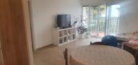 Televízia a/alebo spoločenská miestnosť v ubytovaní Apartman LAMI