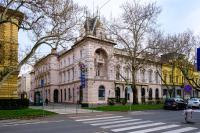 Un gran edificio blanco al costado de una calle. en Tisza Hotel, en Szeged