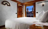 Palazzo Portinari Salviati Residenza D'Epocaにあるベッド