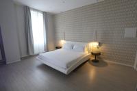 Łóżko lub łóżka w pokoju w obiekcie Cadorna Luxury Hotel