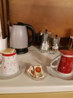 Zestaw do parzenia kawy i herbaty w obiekcie Appartamento Rialto Laura