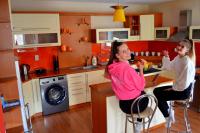 Kuchyňa alebo kuchynka v ubytovaní Apartmány Riviéra a Chalupa Riviéra Liptov, Bešeňová