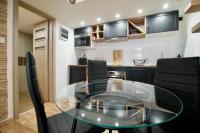 Kuchyňa alebo kuchynka v ubytovaní Standard Apartment by Hi5- Rose street's home (225)