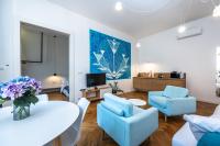 sala de estar con mesa blanca y sillas azules en Apartrezidence Opletalova, en Praga
