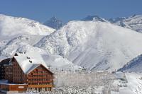 a ski lodge in front of a snow covered mountain at Le Pic Blanc in L&#39;Alpe-d&#39;Huez