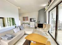 Telewizja i/lub zestaw kina domowego w obiekcie Nice Seafront Flat - Beach, Port Athens Airport