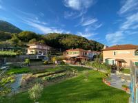 Blick auf einen Hof mit Häusern und einem Garten in der Unterkunft MARCO APARTMENTS di Locanda da Marco in Pignone