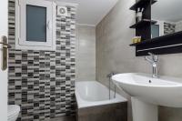 Kúpeľňa v ubytovaní Bright and Spacious 2-bedrooms Apartment in Athens